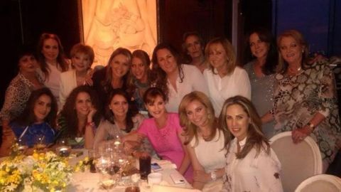 Chantal Andere, que está embarazada de ocho meses, se rodeó de sus mejores amigas.