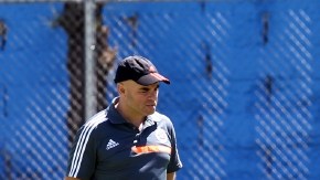 Omar Bravo (centro)  no entrenó  al parejo de sus compañeros. Chivas  va contra Atlas.