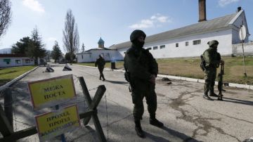 Soldados rusos vigilan el territorio de la unidad militar ucraniana en Perevalnoye que ha sido tomada por los rusos a las afueras de Simferópol.