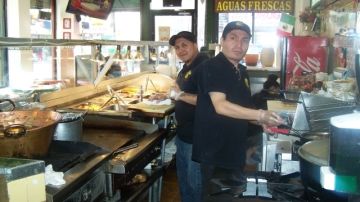 Muchos restaurantes hispanos en NYC batallan por la clientela con grandes cadenas de comida rápida.
