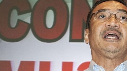 El ministro malasio de Transporte, Hishammuddin Hussein, dijo que el embajador chino en su país recibió unas imágenes de satélite de objetos flotando.