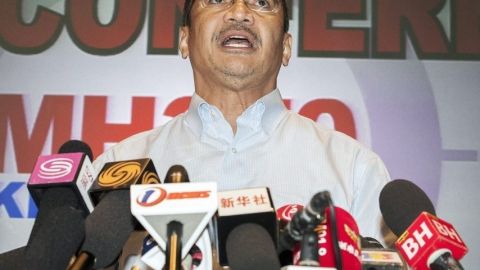 El ministro malasio de Transporte, Hishammuddin Hussein, dijo que el embajador chino en su país recibió unas imágenes de satélite de objetos flotando.
