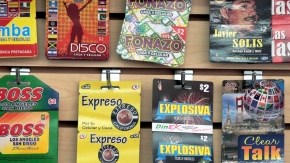 Lorena Rivas, propietaria de Speed Technology ​​dice que las ventas de tarjetas de teléfono se encuentran en declive. .