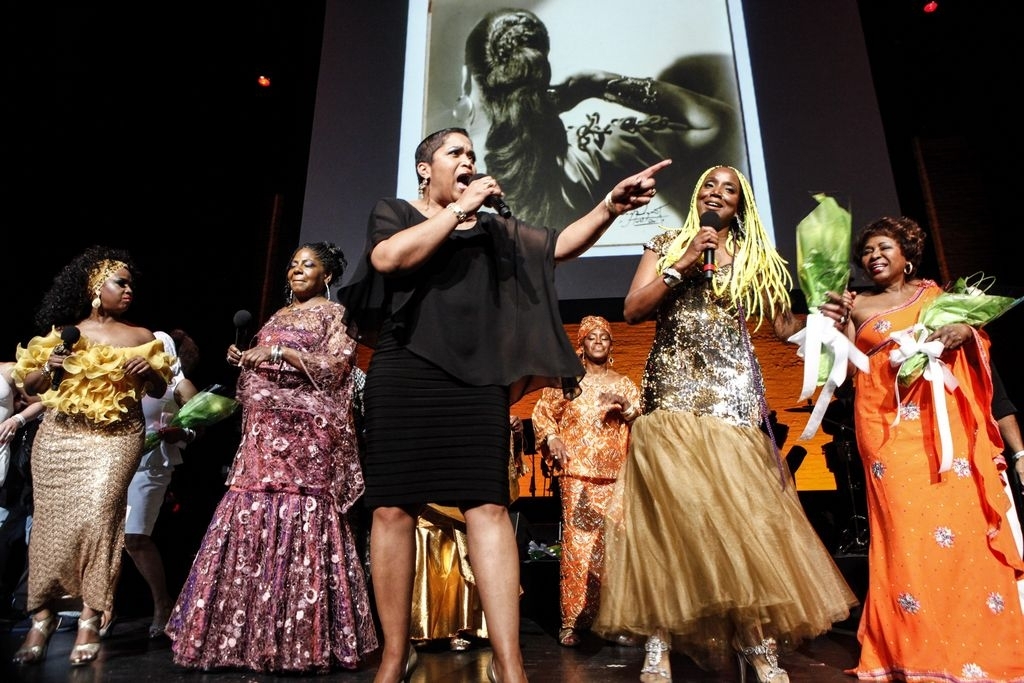 La cantante Cita Rodriguez (centro) se presentó junto a la cantante cubana Lucrecia Pérez Sáez (segunda der.), durante un concierto tributo a Celia Cruz como parte de la celebración del 80 aniversario del Teatro Apollo .