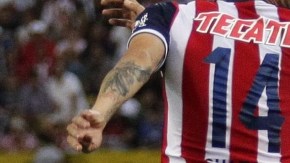 Óscar Razo, del Atlas, disputa el balón con Jorge Enríquez,  de Chivas, ante 48,538 aficionados en la cancha del Estadio Jalisco.