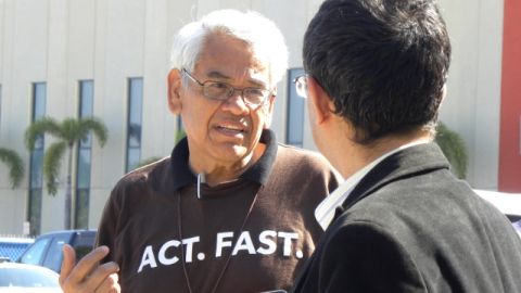 Imagen del líder sindicalista y activista por la reforma migratoria Eliseo Medina hablando con un periodista.