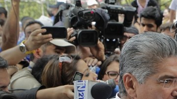 Norman Quijano, candidato de la opositora Alianza Republicana Nacionalista (Arena), habla con la prensa.