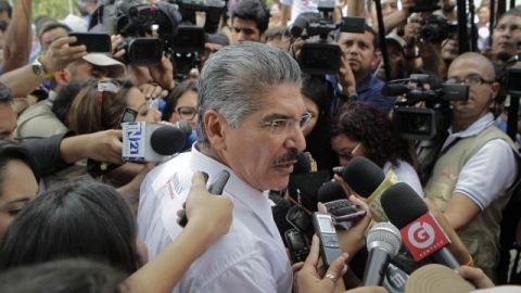 Norman Quijano, candidato de la opositora Alianza Republicana Nacionalista (Arena), habla con la prensa.