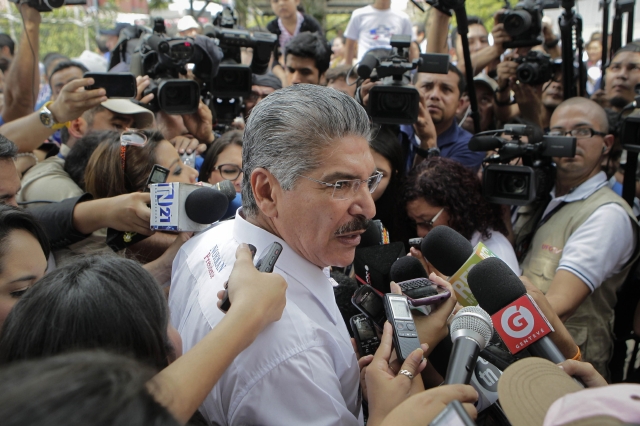 Norman Quijano, candidato de la opositora Alianza Republicana Nacionalista (Arena), habla con la prensa.