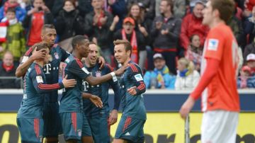 Jugadores del Bayern celebran el gol de Mario Goetze que selló el triunfo  ante el Mainz, ayer en Coface Arena.