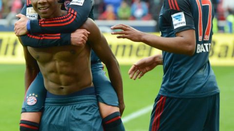 David Alaba, Mario Goetze (d) y Jerome Boateng (d), del Bayern, celebran su triunfo ayer sobre  FSV Mainz.