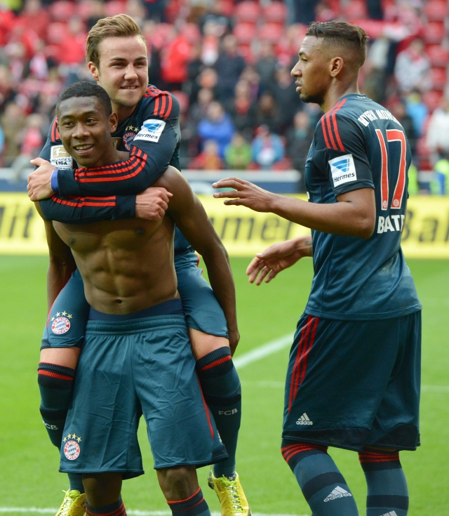David Alaba, Mario Goetze (d) y Jerome Boateng (d), del Bayern, celebran su triunfo ayer sobre  FSV Mainz.
