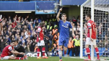Oscar (2do derecha) celebra su tanto, el cuarto del Chelsea, en la goleada al Arsenal en el estadio Stamford Bridge.