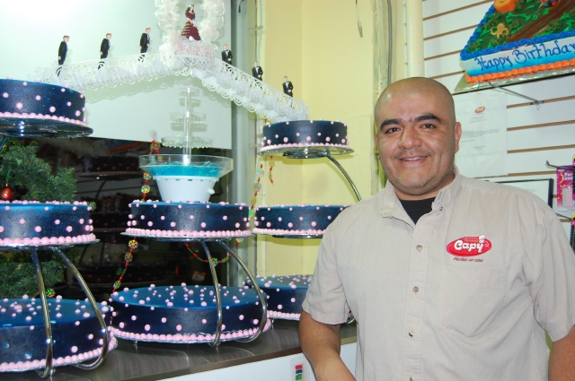 Esteban Dorado, su especialidad son los pasteles, tortas y bizcochos para todos los gustos.