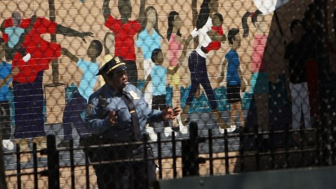El Departamento de Educación está enseñando a las escuelas y las comunidades a manejar la trágica situación que resulta como consecuencia del suicidio de un estudiante.