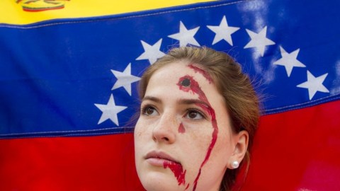 Una manifestante opositora al Gobierno del presidente Nicolás Maduro participa en una protesta con maquillaje de una supuesta herida en su frente.