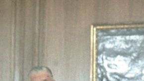 Fotografía de archivo (1976) de Adolfo Suárez jurando su cargo como presidente del Gobierno ante el Rey Juan Carlos.