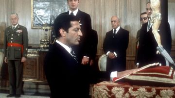 Fotografía de archivo (1976) de Adolfo Suárez jurando su cargo como presidente del Gobierno ante el Rey Juan Carlos.
