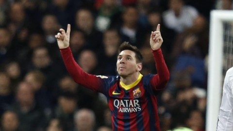 Lionel Messi celebra ante el delantero del Real Madrid, Cristiano Ronaldo, luego de anotar un gol de penal en el duelo de la jornada 29 de la Liga de España en el Santiago Bernabéu.