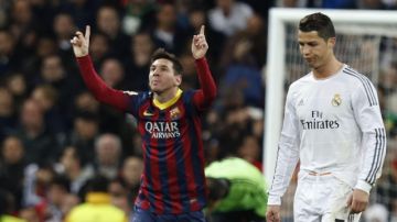 Lionel Messi celebra ante el delantero del Real Madrid, Cristiano Ronaldo, luego de anotar un gol de penal en el duelo de la jornada 29 de la Liga de España en el Santiago Bernabéu.