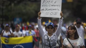 En las multitudinarias manifestaciones de la oposición también se exige la salida de los cubanos de Venezuela.