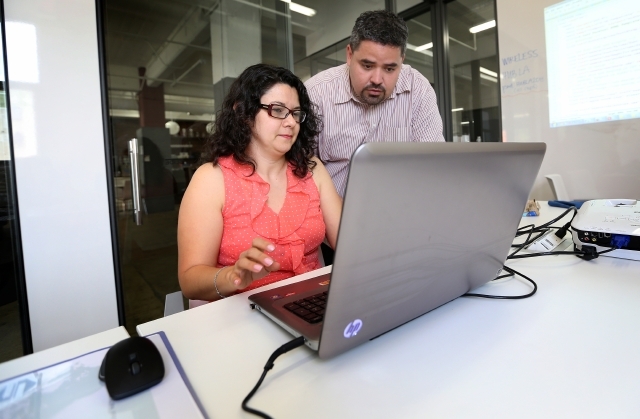 Gregorio Rojas y su esposa Liliana Monge, fundadores of Sabio.la, están enseñando  a minorías el campo de la programación.