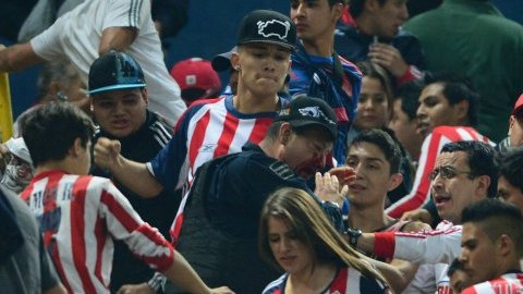 Durante el clásico tapatío, aficionados de Chivas golpearon a policías municipales, dejando a dos de ellos con heridas de gravedad