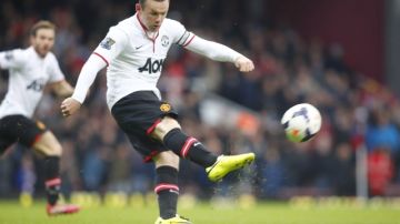 Wayne Rooney marca un golazo desde la media cancha en el triunfo del  United ante el West Ham el domingo.