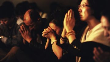 Familiares de los pasajeros del vuelo MH370 de Malaysian Airlines desaparecido el pasado 8 de marzo ofrecen oraciones por sus parientes, en Pekín, China.