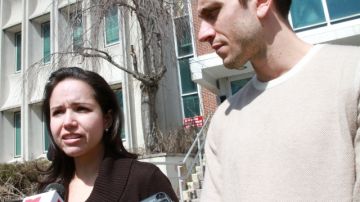 La abogada Laura Huizar, de Latino Justice, junto a Kyle Valenti durante la conferencia de prensa en el Condado de Suffolk anunciando la acusación.