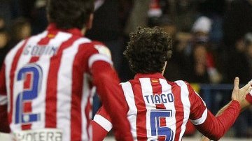 El delantero del Atlético de Madrid Diego Costa (2d) celebra tras marcar ante el Granada