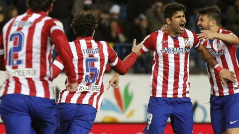El delantero del Atlético de Madrid Diego Costa (2d) celebra tras marcar ante el Granada