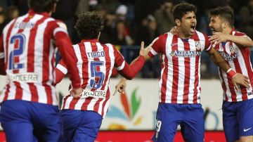 El delantero del Atlético de Madrid Diego Costa (2d) celebra tras marcar ante el Granada