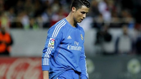 Cristiano Ronaldo se lamenta tra la derrota del Real Madrid ante Sevilla