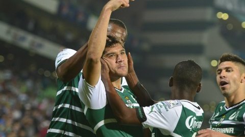 Los jugadores del Santos Laguna celebran uno de los cuatro goles obre el Peñarol