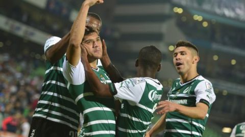 Los jugadores del Santos Laguna celebran uno de los cuatro goles obre el Peñarol