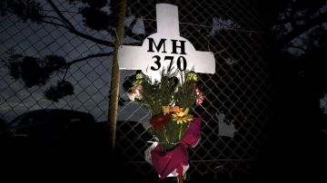 En Australia, ciudadanos solidarios con los familiares de los pasajeros del vuelo MH370 colocaron esta cruz cerca del lugar donde se congregan equipos de búsqueda.