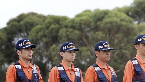 Un equipo de expertos japoneses al salir hoy a la zona de búsqueda.