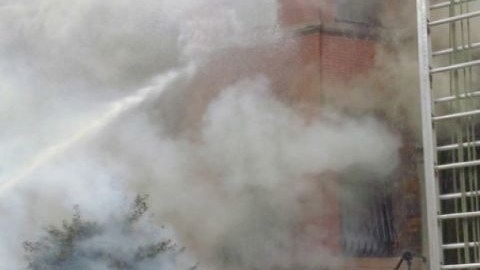 Dos bomberos murieron durante el incendio en un barrio de Boston y un total de 18 personas fueron llevadas a hospitales.