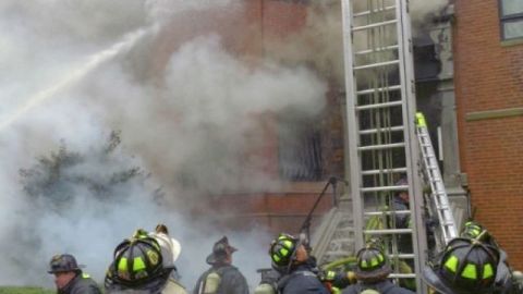Dos bomberos murieron durante el incendio en un barrio de Boston y un total de 18 personas fueron llevadas a hospitales.