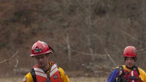 Rescatistas buscan víctimas del deslizamiento en la Autopista 530, cerca a Oso, en el estado de Washington.