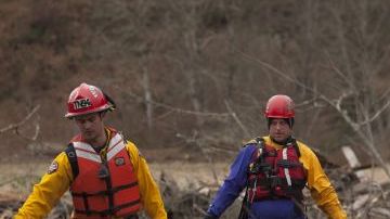 Rescatistas buscan víctimas del deslizamiento en la Autopista 530, cerca a Oso, en el estado de Washington.