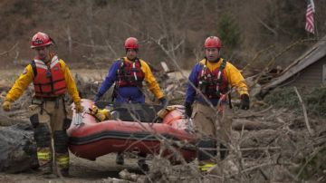 Rescatistas buscan víctimas del deslizamiento en la Autopista 530, cerca a Oso, en el estado de Washington.