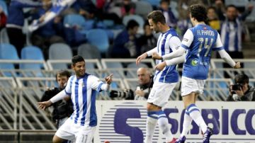 El centrocampista de Real Sociedad, Carlos Vela,celebra con sus compañeros, el gol marcado ante el Valladolid