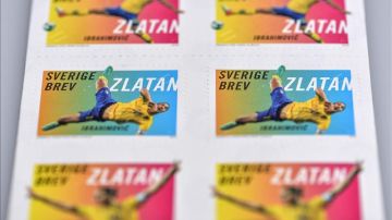 Vista de un pliego de sellos con la imagen del futbolista sueco Zlatan Ibrahimovic presentado en Estocolmo (Suecia) hoy. EFE
