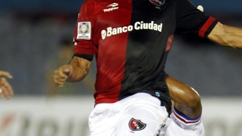 Hernán Villalba, del  Newell's, en el juego contra Nacional.