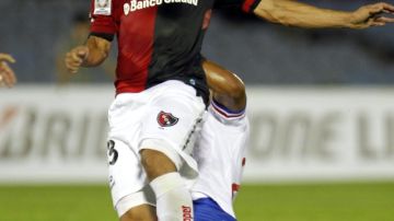 Hernán Villalba, del  Newell's, en el juego contra Nacional.