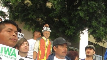 Mario Hernández (der.), jornalero de Los Ángeles, junto a otros inmigrantes indocumentados que ayer salieron a marchar.