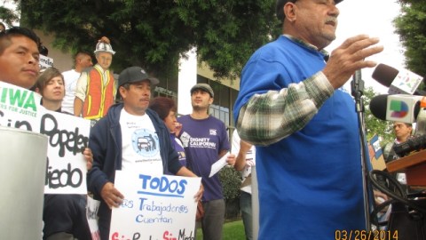 Mario Hernández (der.), jornalero de Los Ángeles, junto a otros inmigrantes indocumentados que ayer salieron a marchar.