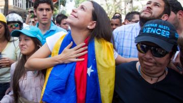 La líder opositora venezolana María Corina Machado (c) asiste a una concentración de manifestantes opositores al Gobierno de Nicolás Maduro en la plaza Brion, del sector Chacaito, en Caracas.